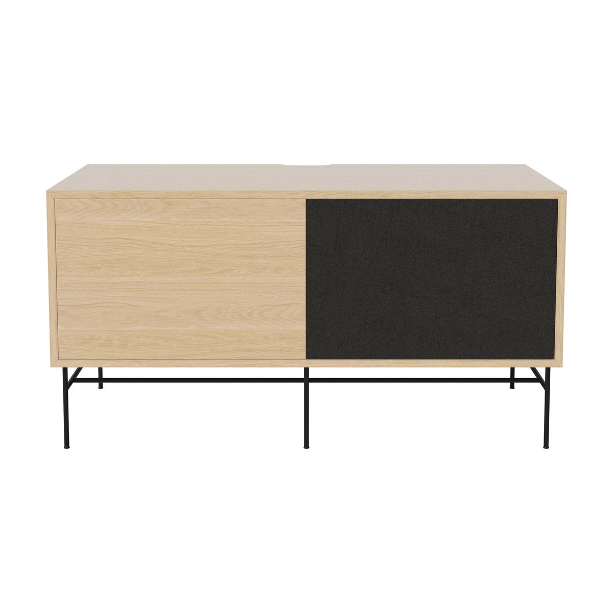 Bolia Case hifi-meubel medium op onderstel diepte 48 cm zwart gelakt staal, links eiken, rechts zwarte stof, wit gepigmenteerd geolied eiken, 04-007-86_13101005