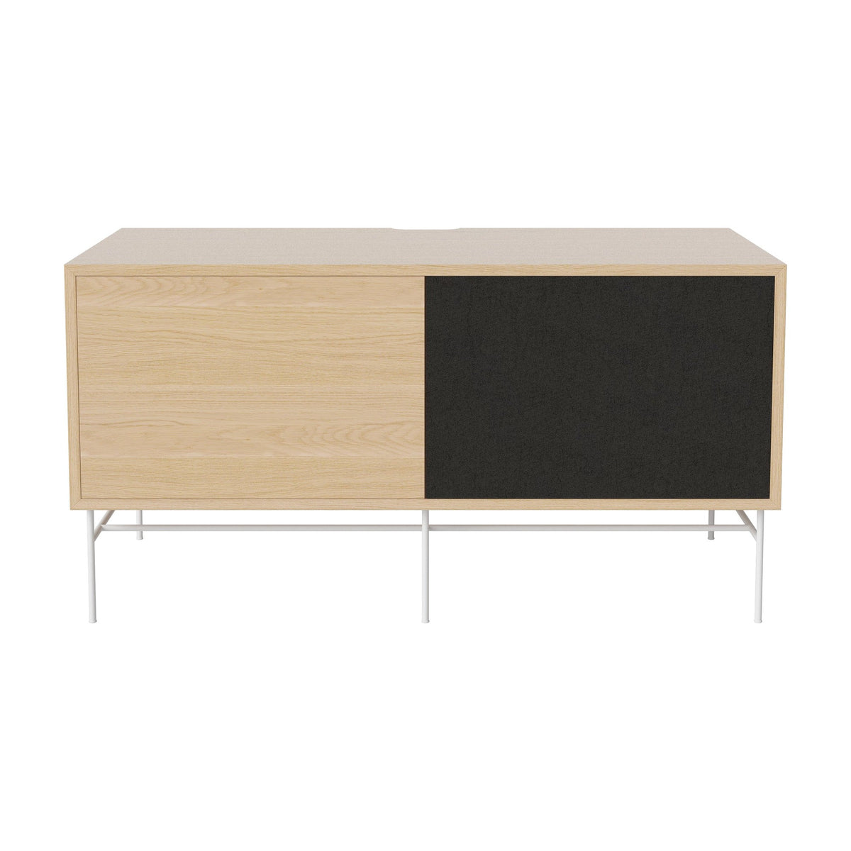Bolia Case hifi-meubel medium op onderstel diepte 48 cm wit gelakt staal, links eiken, rechts zwarte stof, wit gepigmenteerd geolied eiken, 04-007-86_13101020
