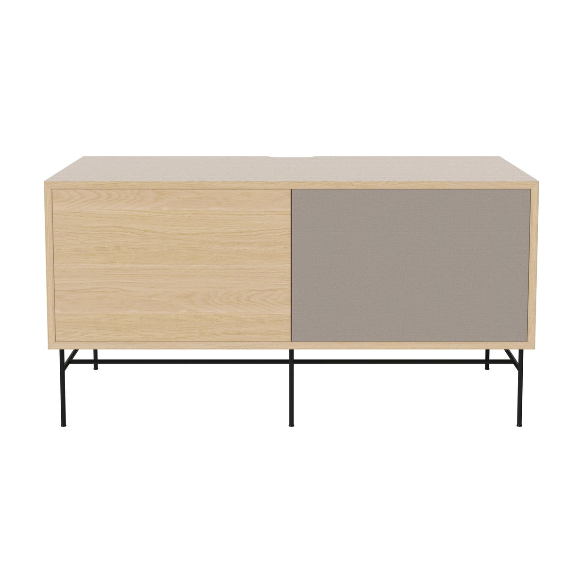 Bolia Case hifi-meubel medium op onderstel diepte 48 cm zwart gelakt staal, links eiken, rechts grijze hifi-stof, wit gepigmenteerd geolied eiken, 04-007-86_13101040