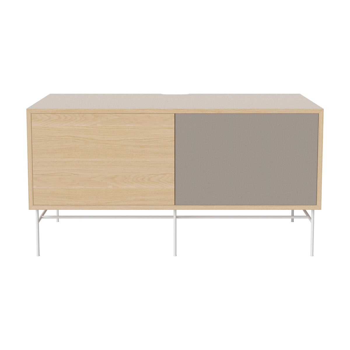Bolia Case hifi-meubel medium op onderstel diepte 48 cm wit gelakt staal, links eiken, rechts grijze hifi-stof, wit gepigmenteerd geolied eiken, 04-007-86_13101055