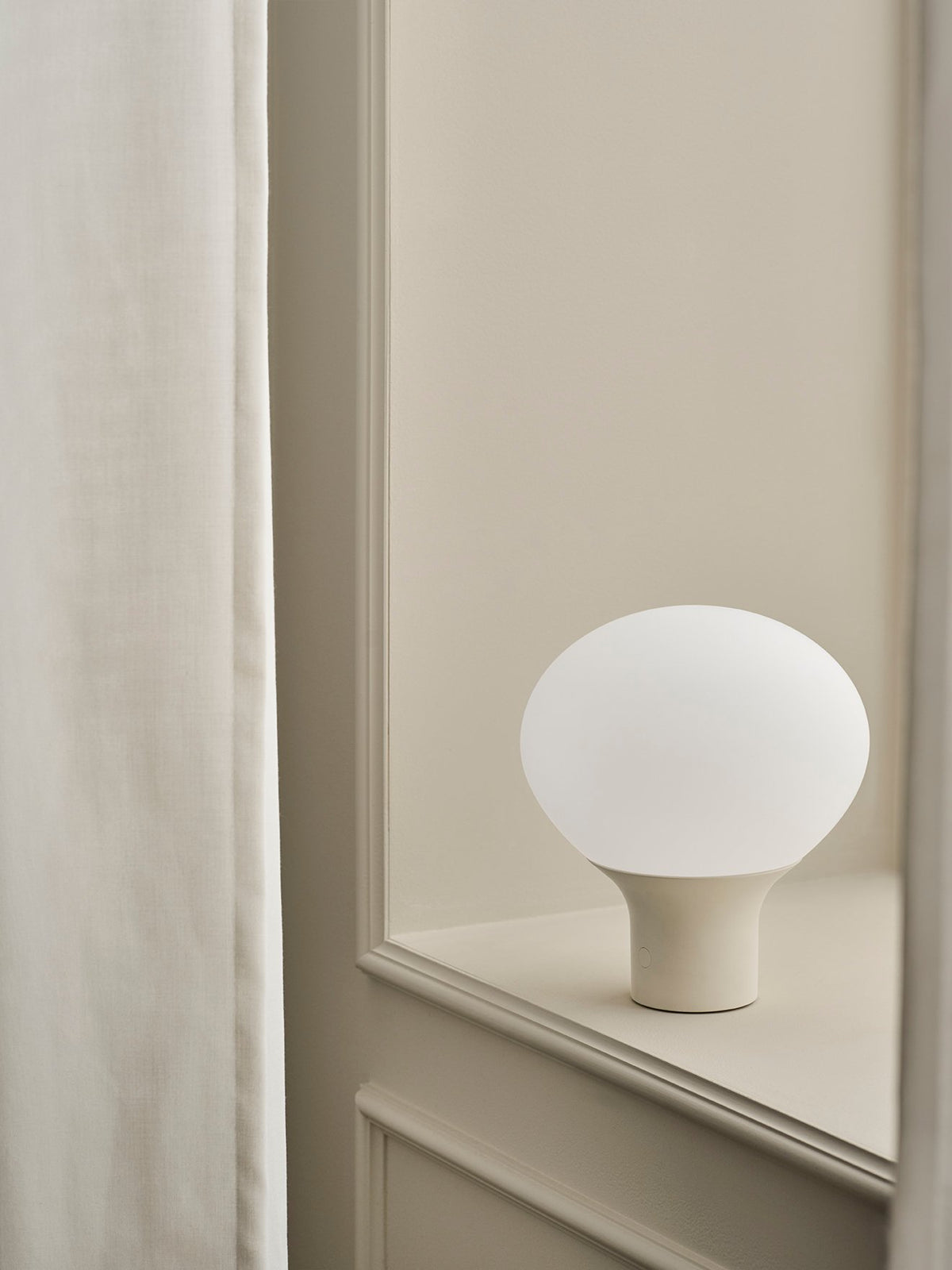 Bolia Acorn draagbare lamp in interieur, sfeerfoto 1
