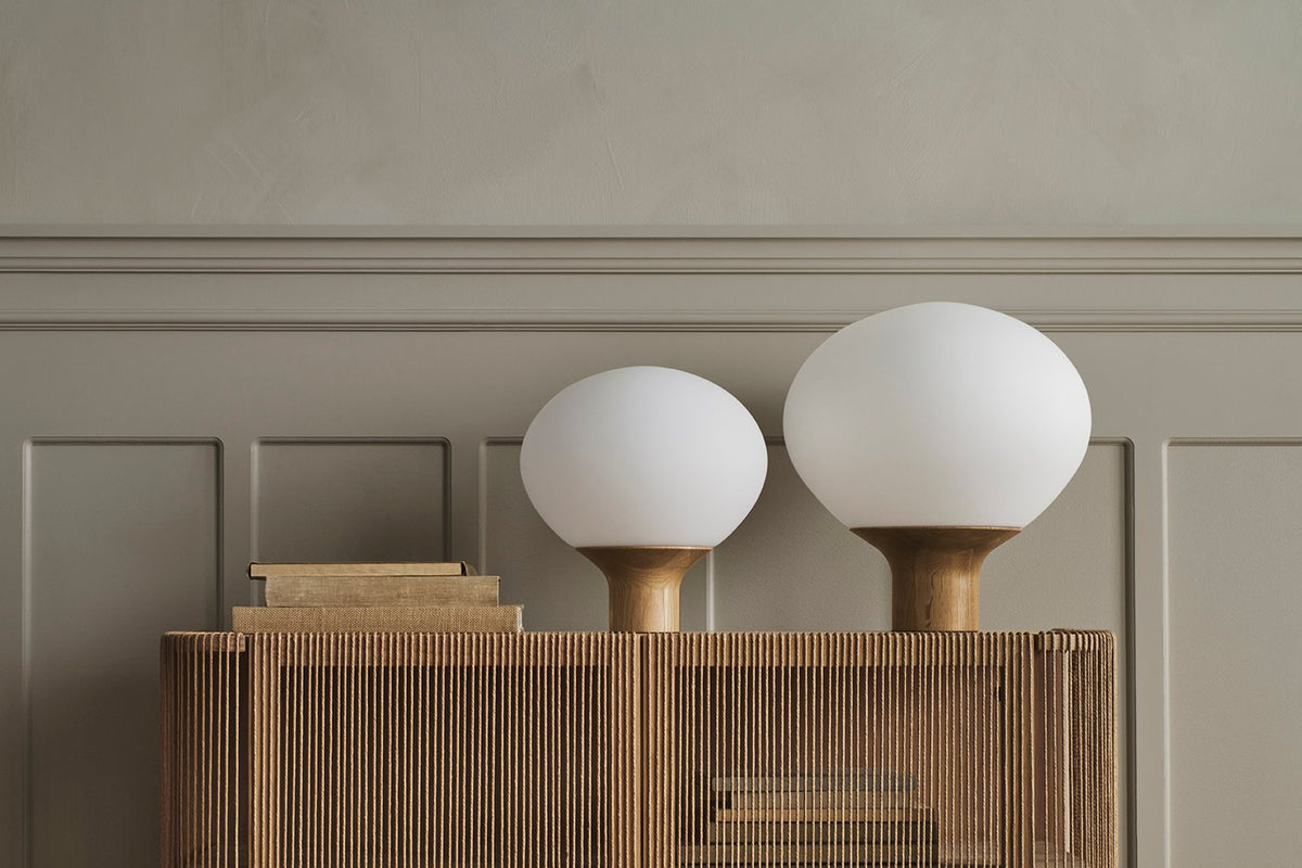 Bolia Acorn tafellamp in interieur, sfeerfoto 1