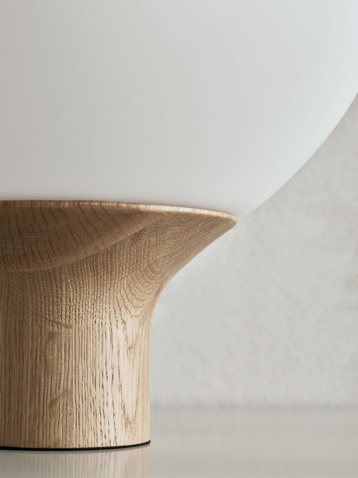 Bolia Acorn tafellamp in interieur, sfeerfoto 2
