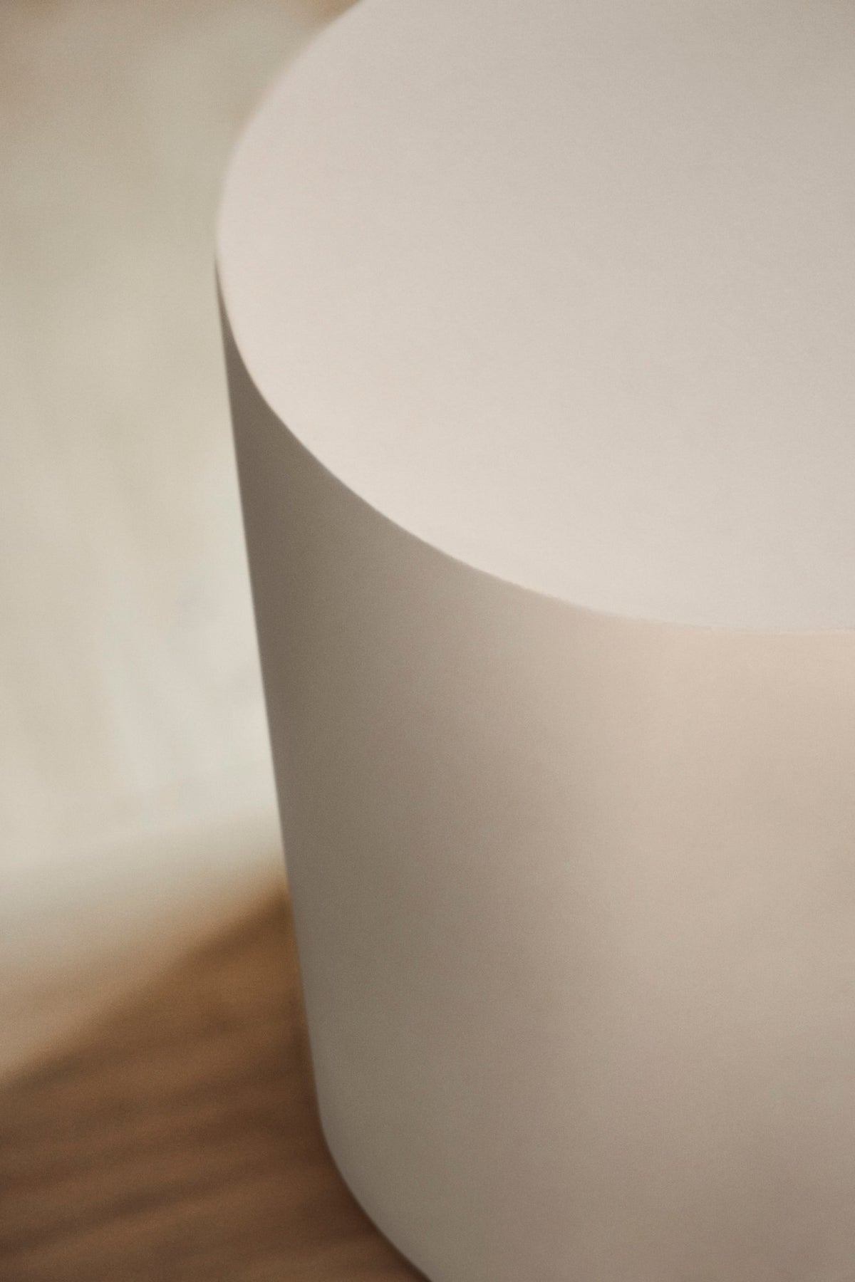 Bolia Acorn vloerlamp, detail van de betonnen voet, sfeerfoto 6