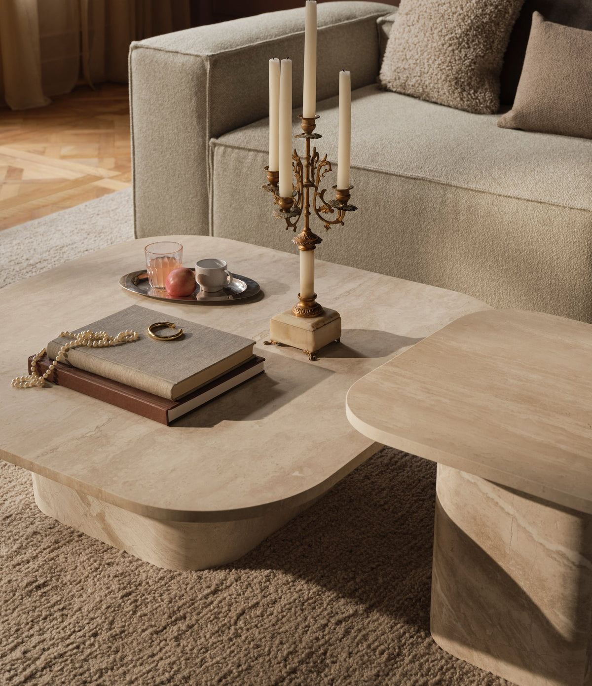 Bolia Eida salontafel van travertijn in woonkamer, sfeerfoto 2
