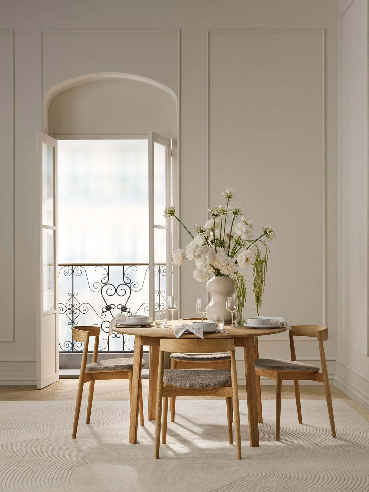 Bolia Palo ronde eettafel in eetkamer, sfeerfoto 1