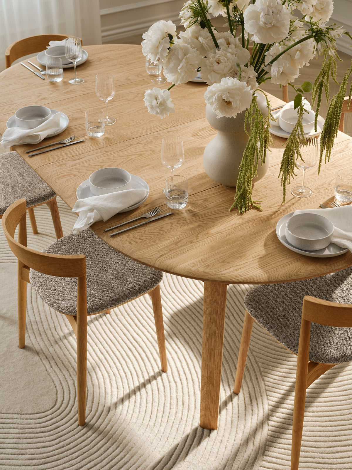 Bolia Palo ronde uitschuifbare eettafel in eetkamer, sfeerfoto 1