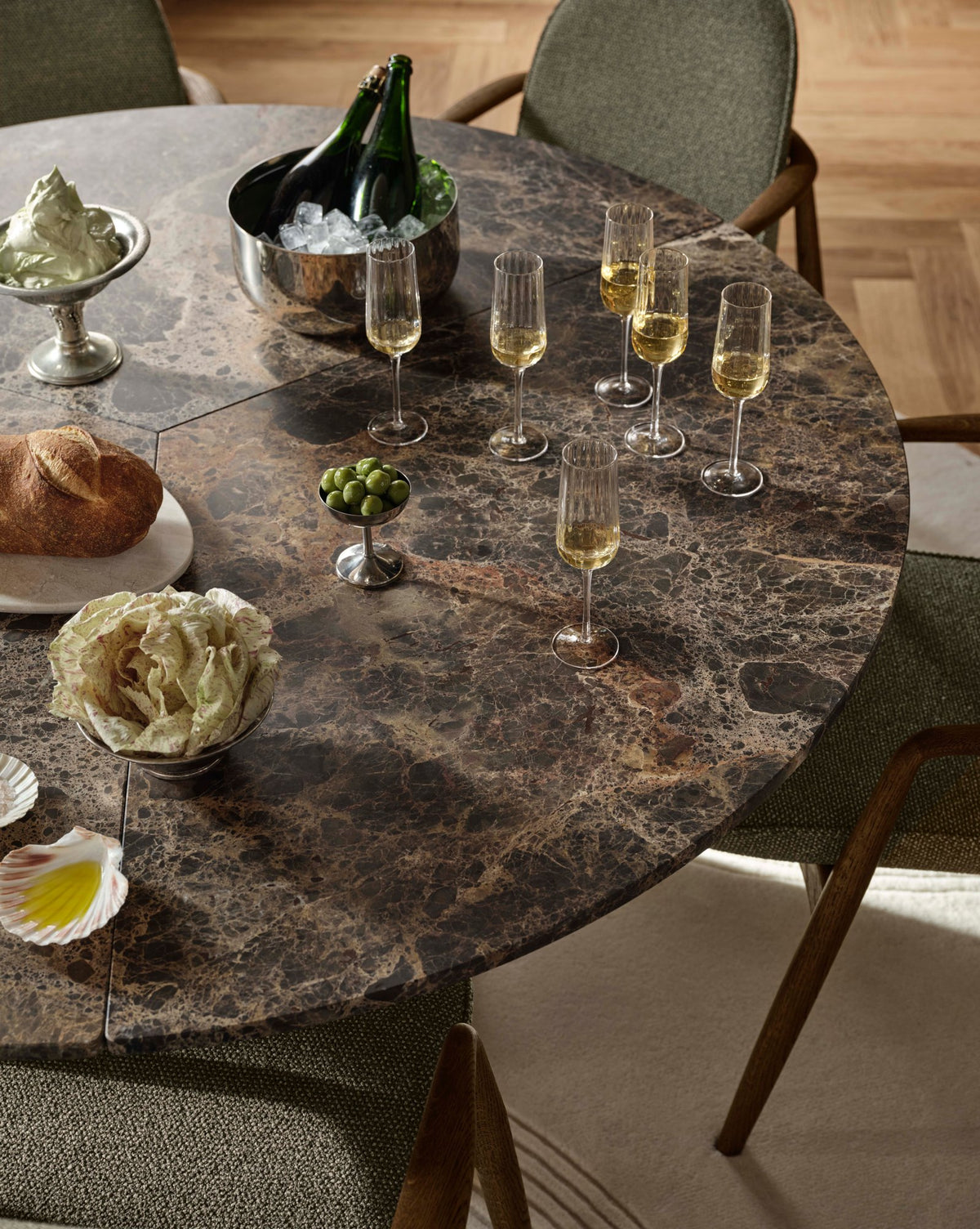 Bolia Piro eettafel met stenen blad in eetkamer, sfeerfoto 3