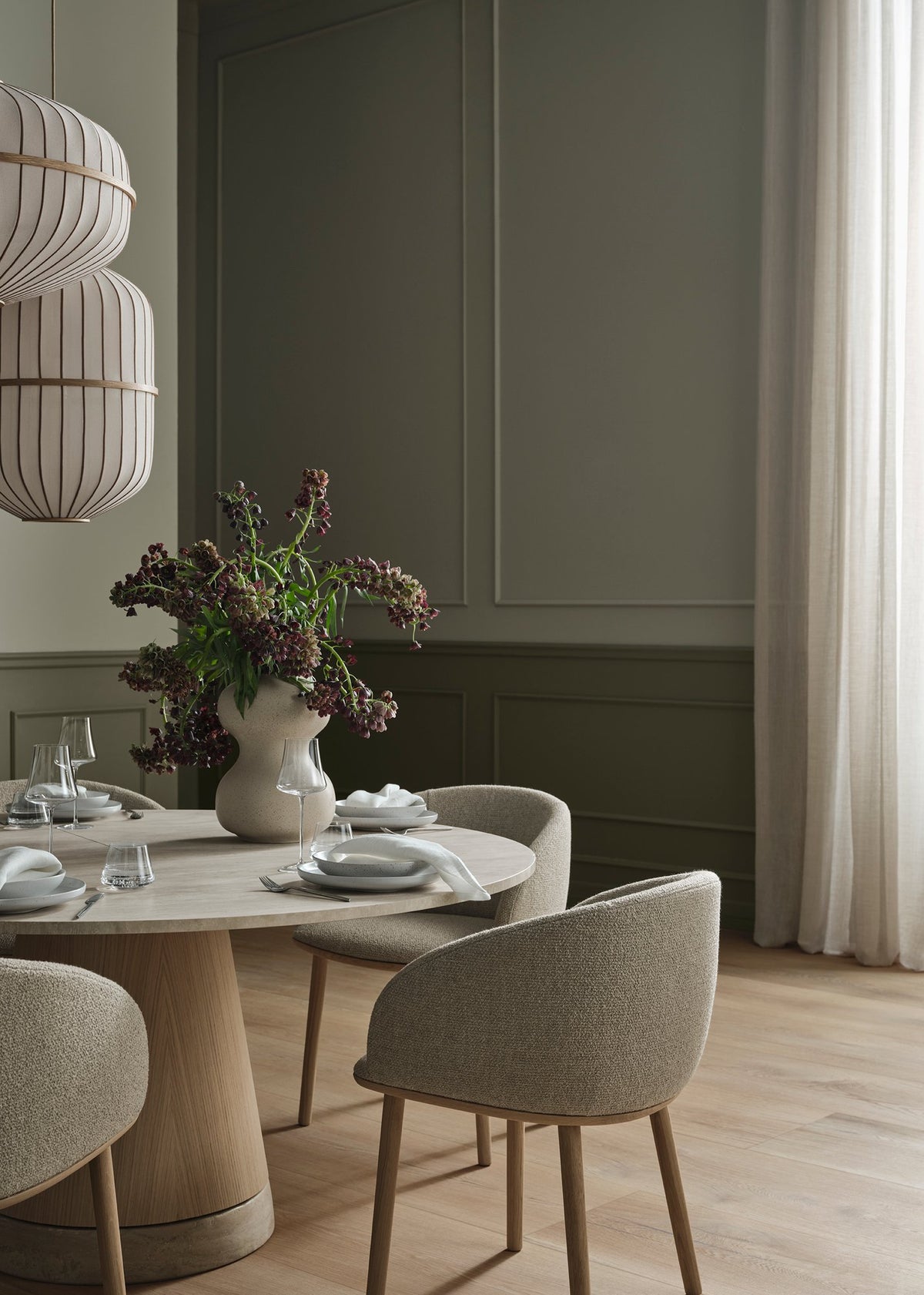 Bolia Piro eettafel met stenen blad in eetkamer, sfeerfoto 4
