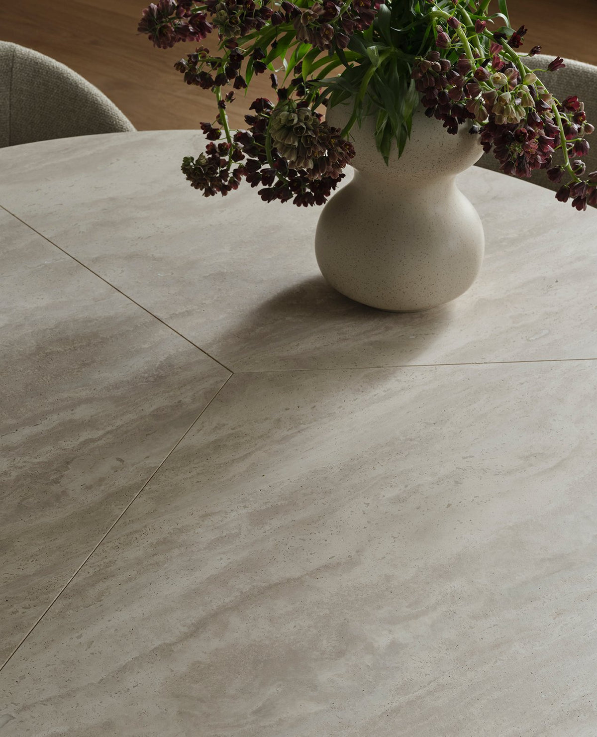 Bolia Piro eettafel met stenen blad in eetkamer, sfeerfoto 5