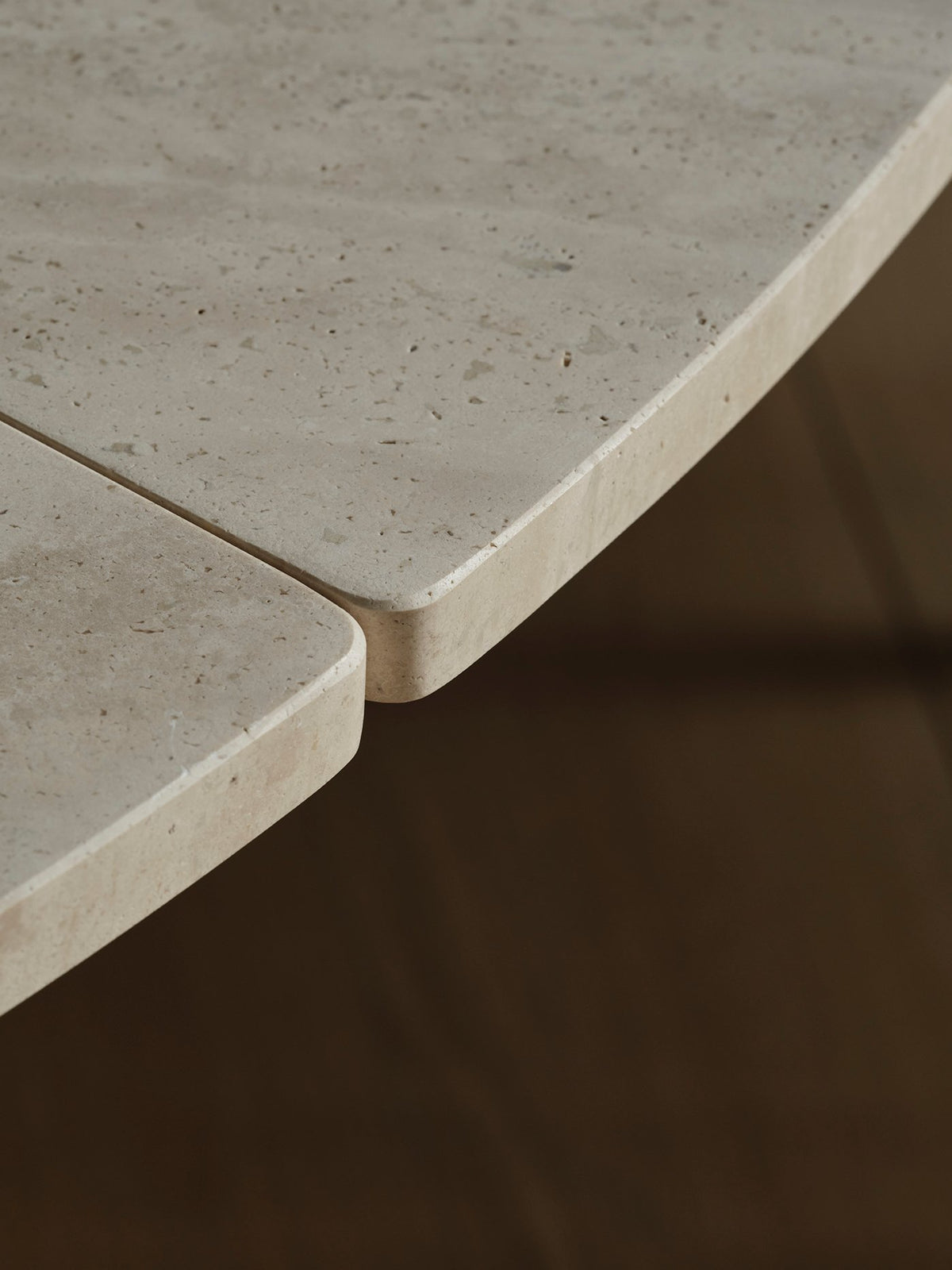 Bolia Piro eettafel met stenen blad in eetkamer, sfeerfoto 6