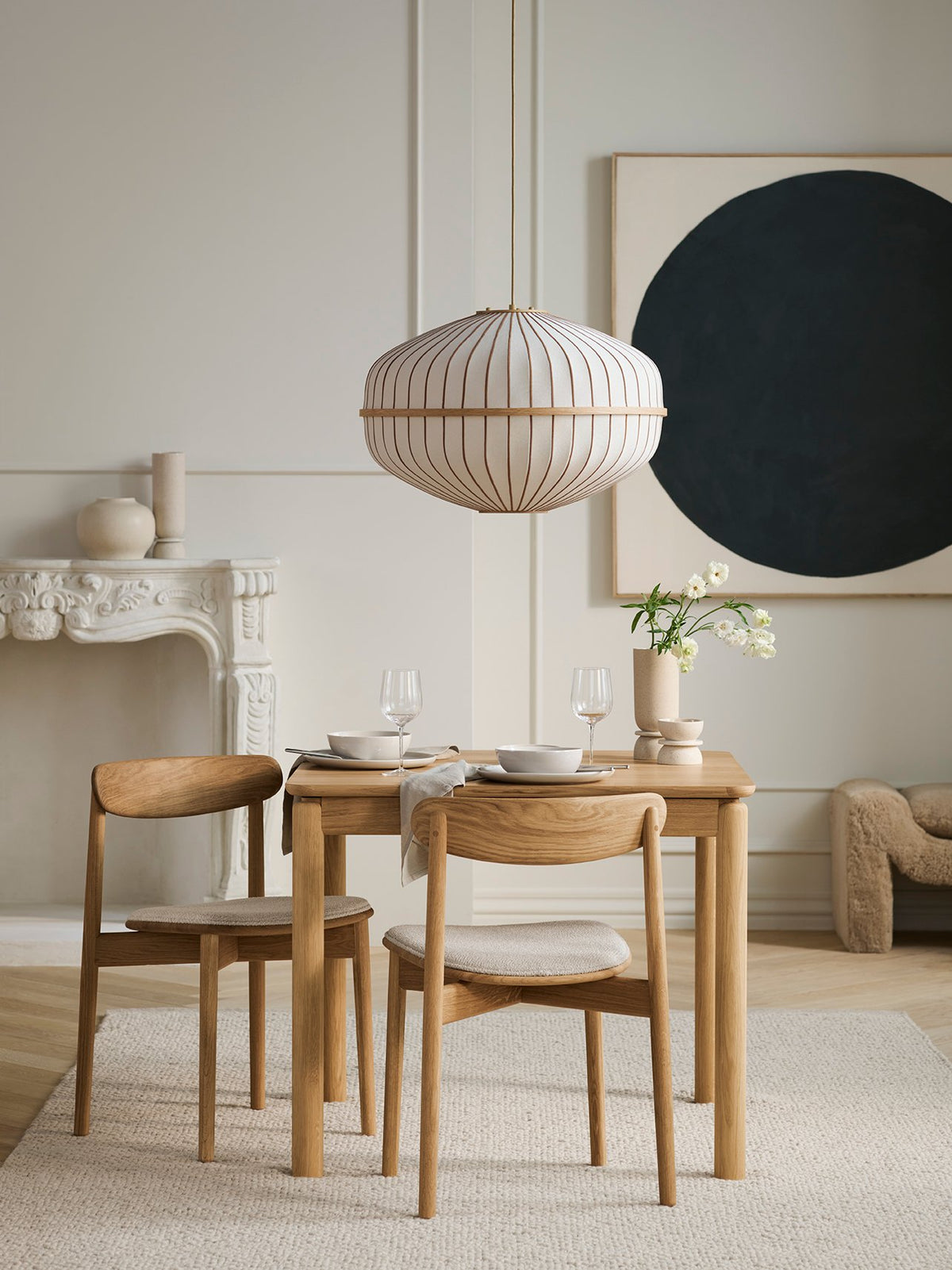 Bolia Ronya vierkante eettafel in eetkamer, sfeerfoto 1