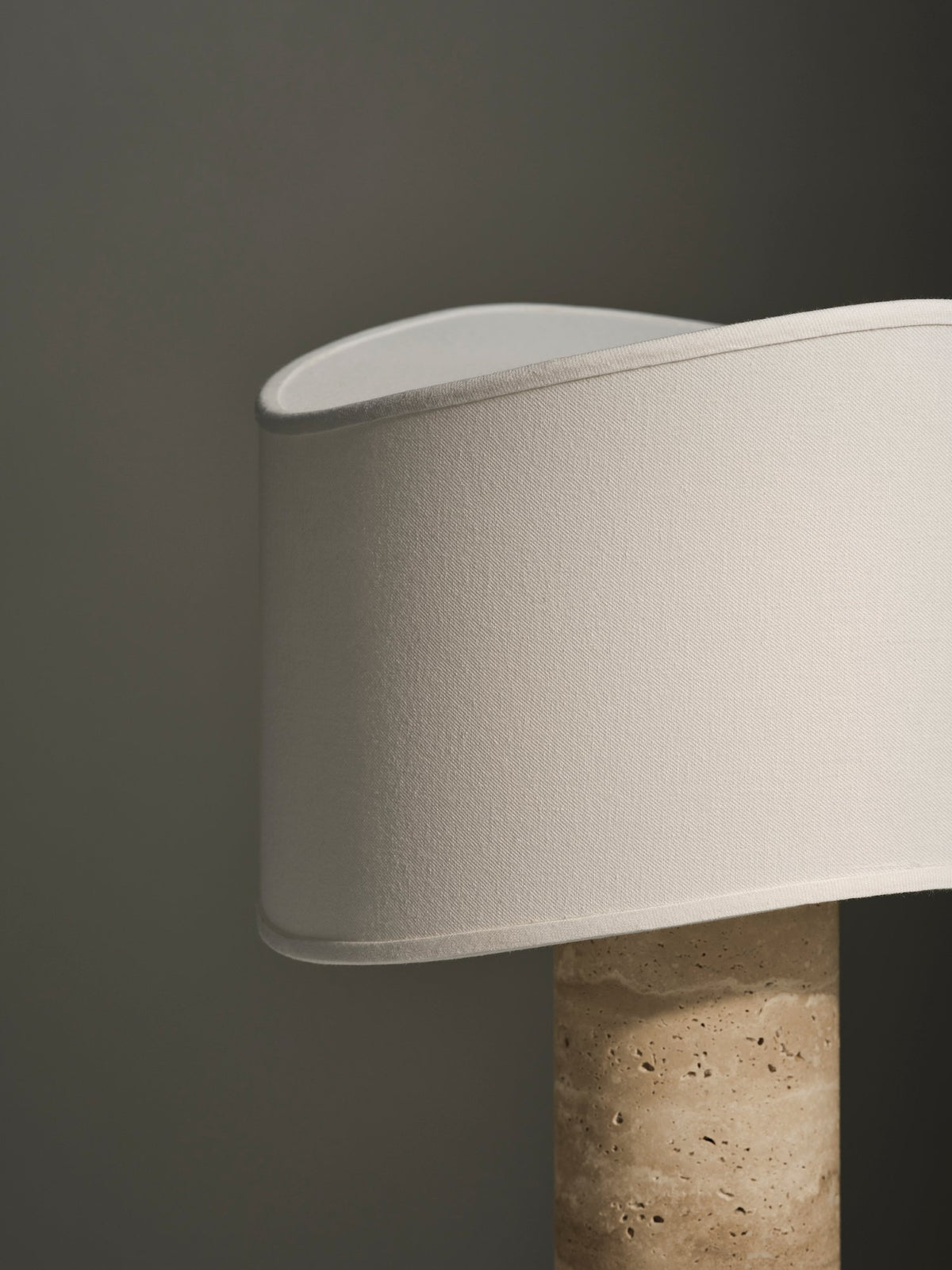 Bolia Tajo tafellamp in interieur, sfeerfoto 2