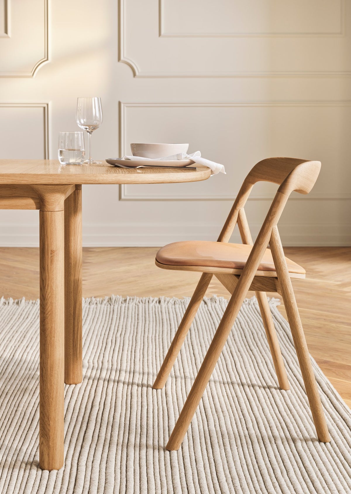 Bolia Yacht eettafel, detail van de poten, sfeerfoto 2