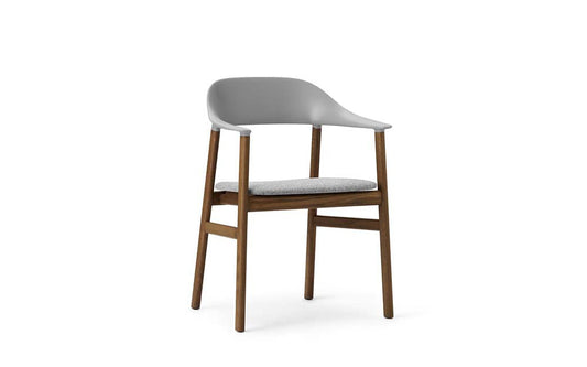 Moderne grijze stoel met eikenhouten poten en gestoffeerde zitting.