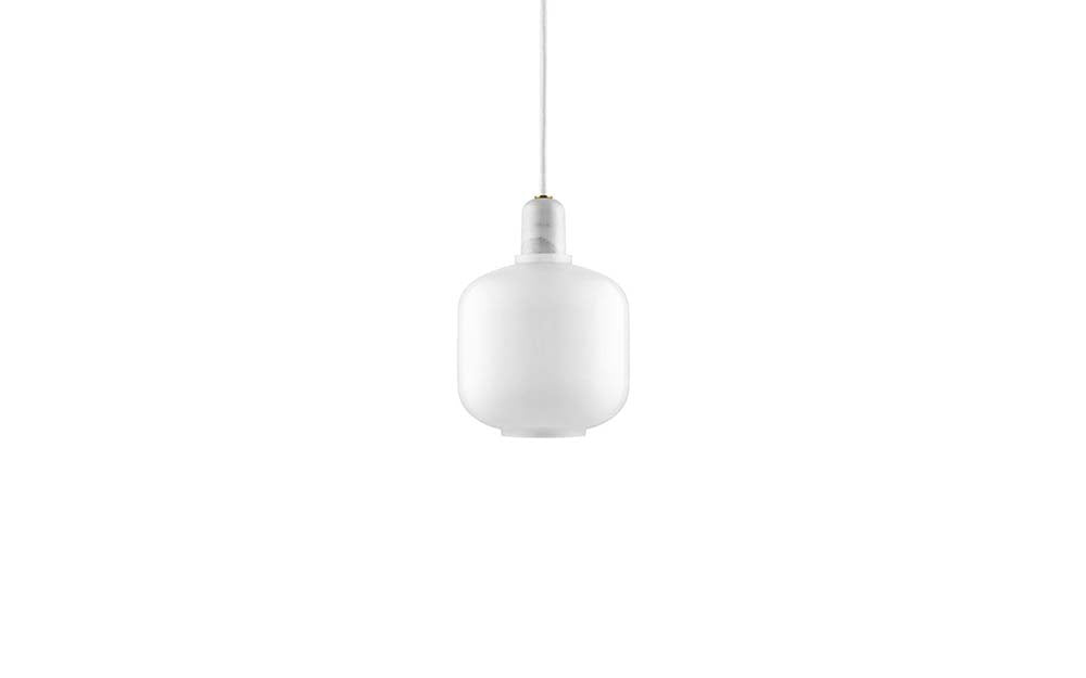 Moderne witte hanglamp met glazen marmeren effect.