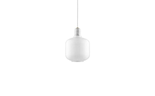 Moderne witte hanglamp met glazen marmeren effect.