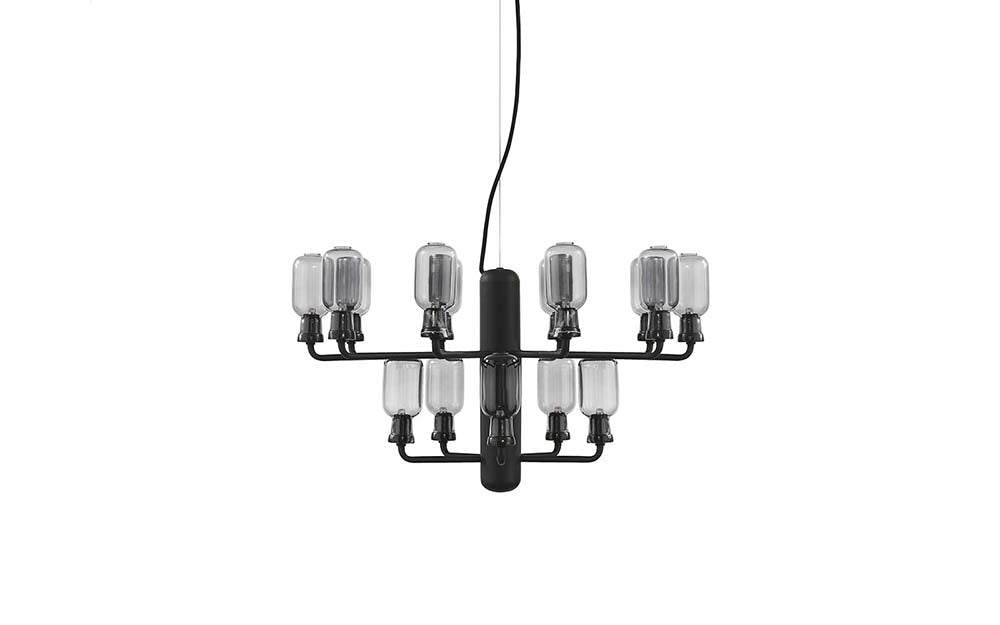 Moderne hanglamp met rookglas en zwart marmeren details.