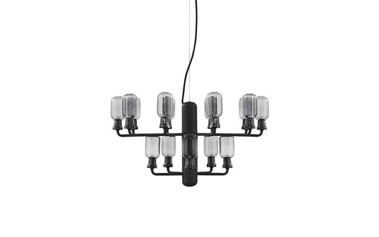 Moderne hanglamp met rookglas en zwart marmeren details.