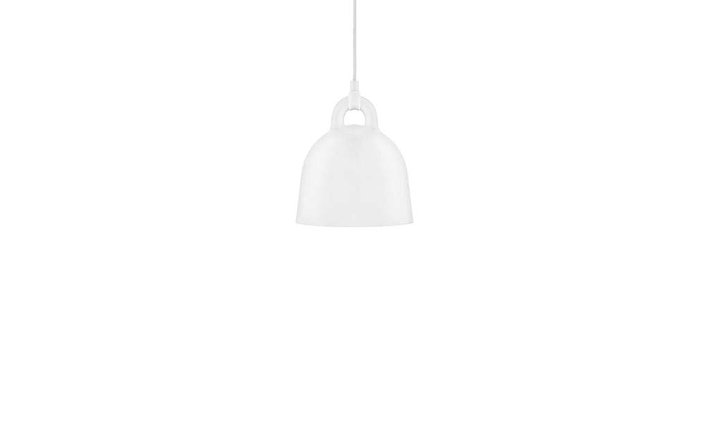 Moderne witte aluminium hanglamp tegen een witte achtergrond.