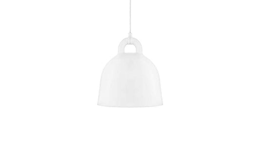 Witte aluminium hanglamp tegen een witte achtergrond.