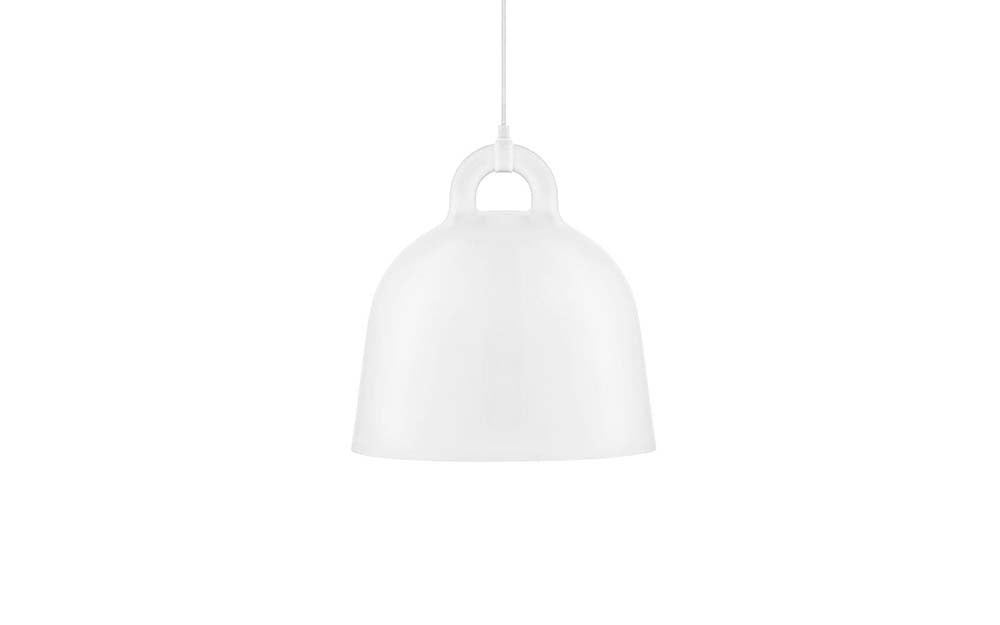 Moderne witte aluminium hanglamp tegen een witte achtergrond.