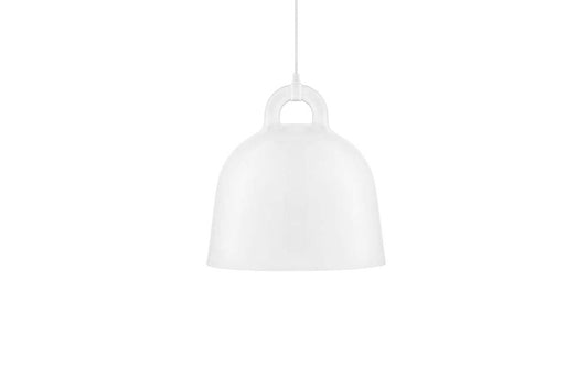 Moderne witte aluminium hanglamp tegen een witte achtergrond.