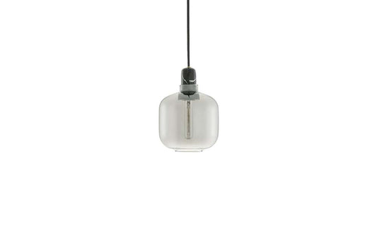 Moderne hanglamp met rookglas en zwarte marmeren accenten.