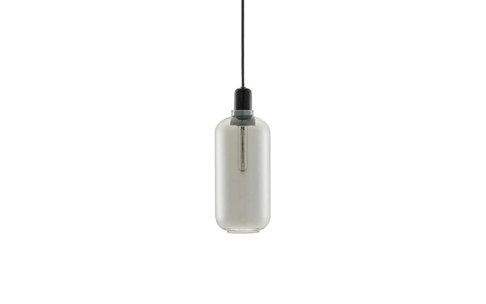 Moderne hanglamp met rookzwart glas en marmeren accent.
