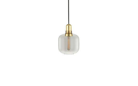 Moderne hanglamp met rookglas en messing details.