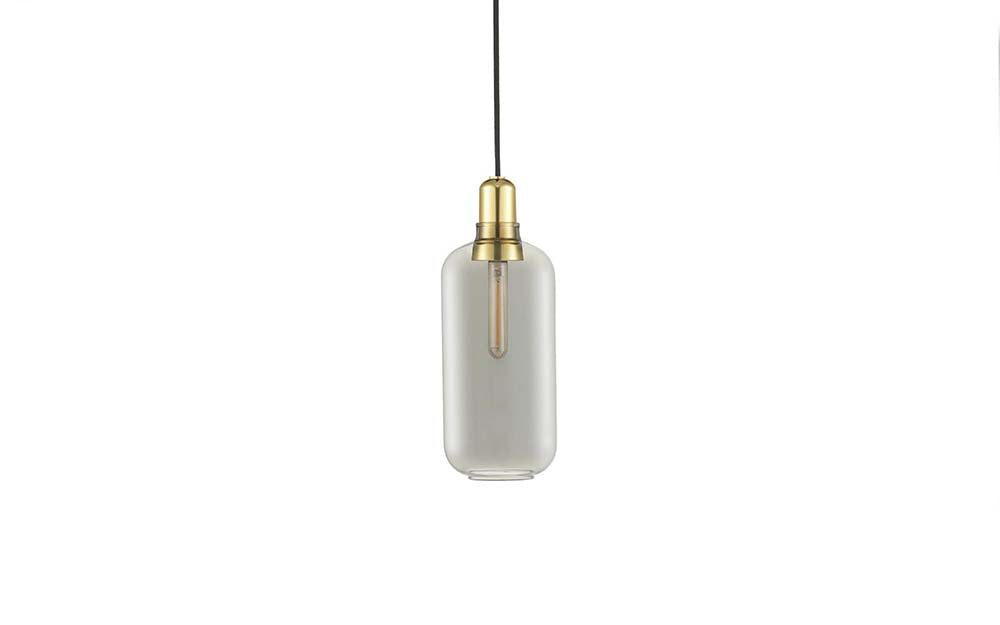 Moderne hanglamp met rookglas en messing details.