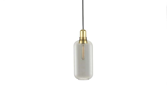 Moderne hanglamp met rookglas en messing details.