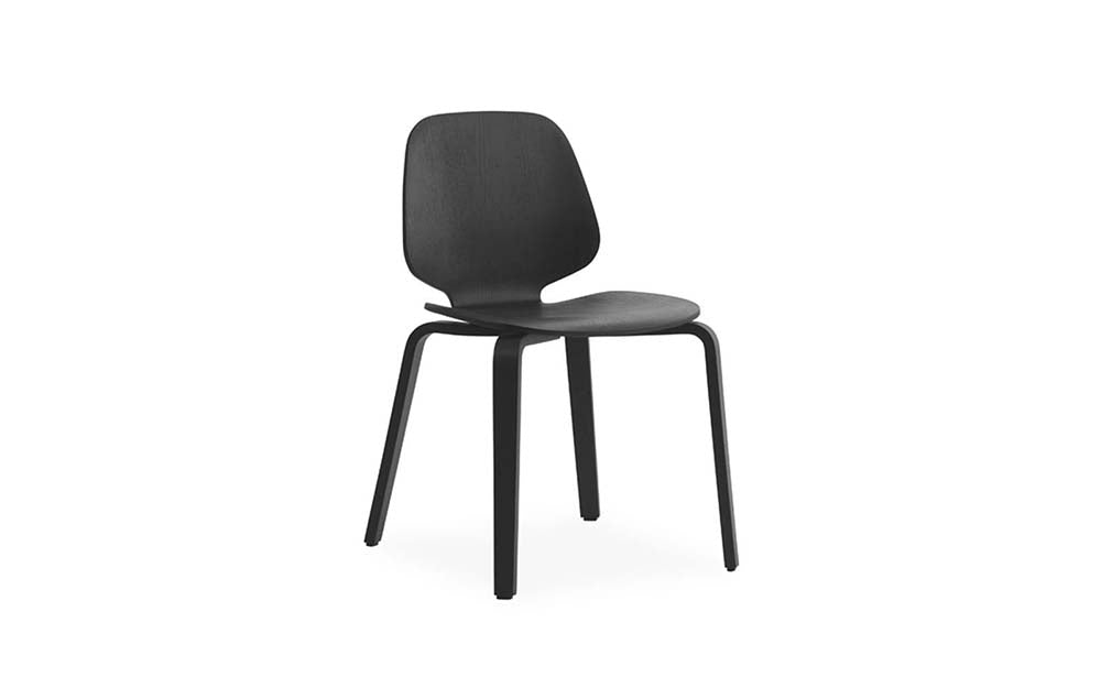 Moderne zwarte stoel met gelakte essenfineer, shell design en slanke poten.