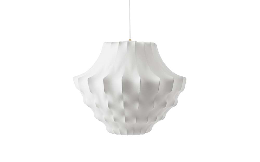 Witte brandvertragende hars hanglamp met stalen frame.