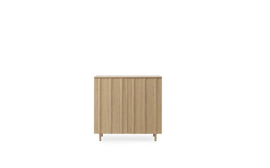 Modern gelakt eikenfineer dressoir in neutrale kleur met slanke poten.