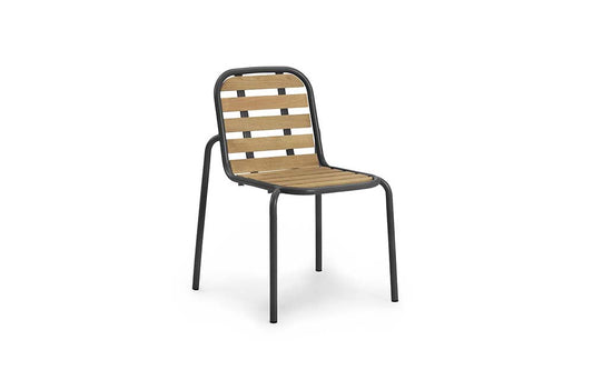 Moderne stoel met zwart stalen frame en geoliede Robinia houten latten.