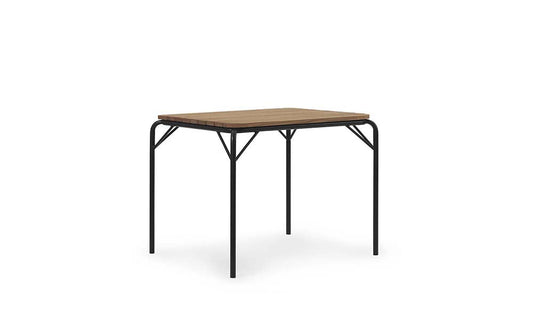 Moderne zwarte stalen frame tafel met oliebehandeld Robinia houten latten.