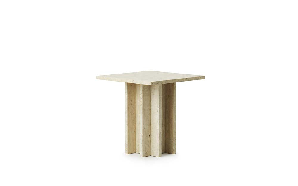 Travertijn travertine bijzettafel met vierkante bovenkant en unieke pootontwerp, beige kleur. Perfect voor moderne interieurs.