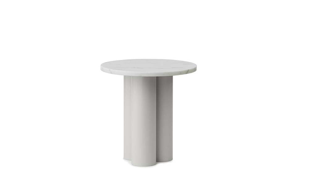 Ronde bijzettafel van Witte Carrara Stone en staal, modern design, ideaal voor woonkamer of kantoor. Normann Copenhagen.