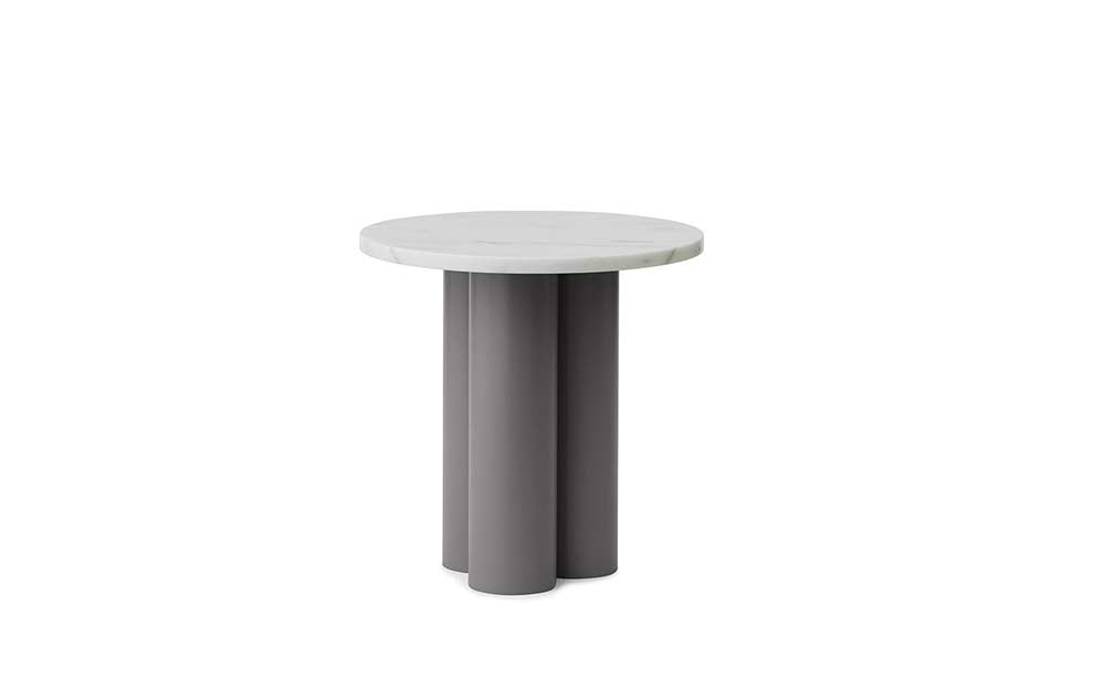 Ronde tafel met wit Carrara marmeren blad en stalen poten. Modern design, ideaal voor elke woonkamer of eetkamer.