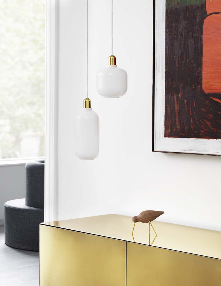 Elegante witte hanglamp met messing details en glazen kap.