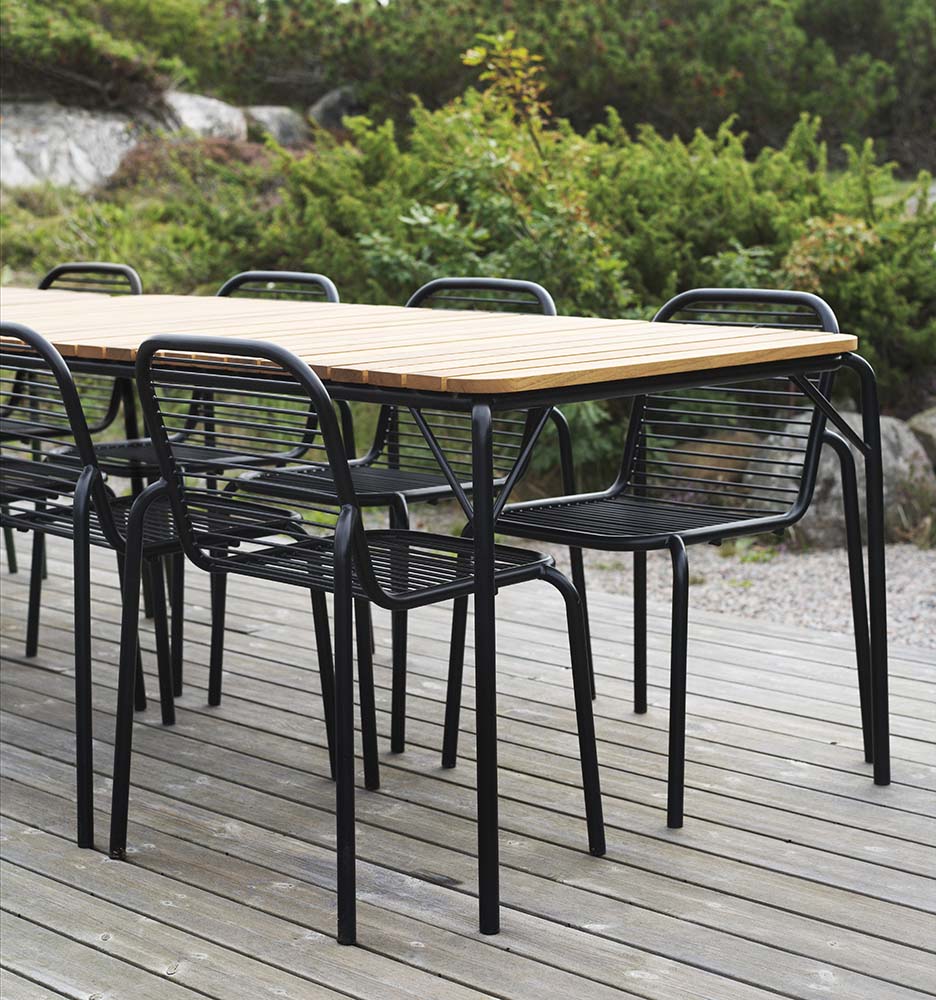 Moderne grijze stalen frame tafel met oliebehandelde Robinia houten latten.
