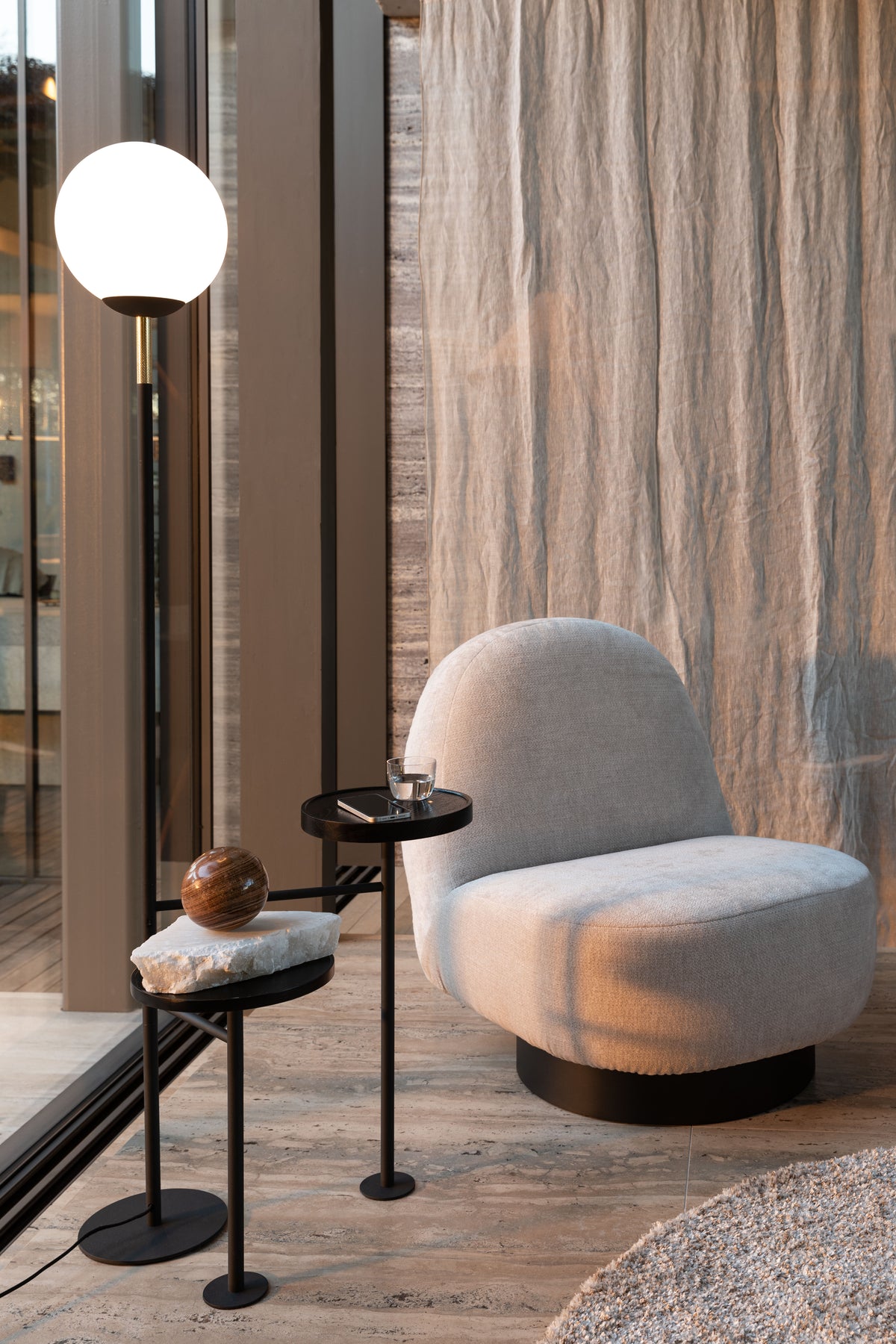 Zuiver Eden loungestoel Sand sfeerbeeld